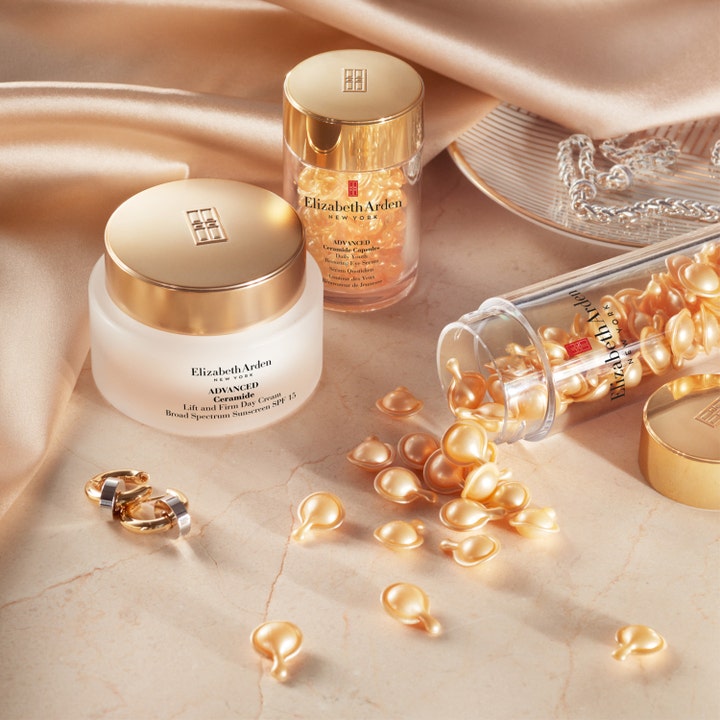 Elizabeth Arden Advanced Ceramide Daily Youth Restoring Serum 30 kpl uudistava seerumi ja kultaisia kapseleita silkkikankaalla