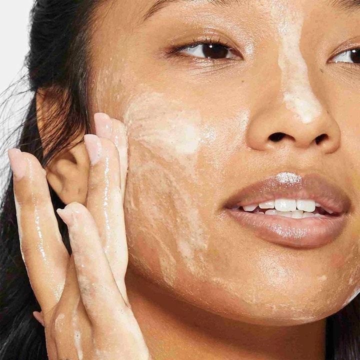 Dermalogica Daily Milkfoliant 13 g rauhoittava kuorinta jota levitetään kasvoille pehmeänä ja vaaleana voiteena.
