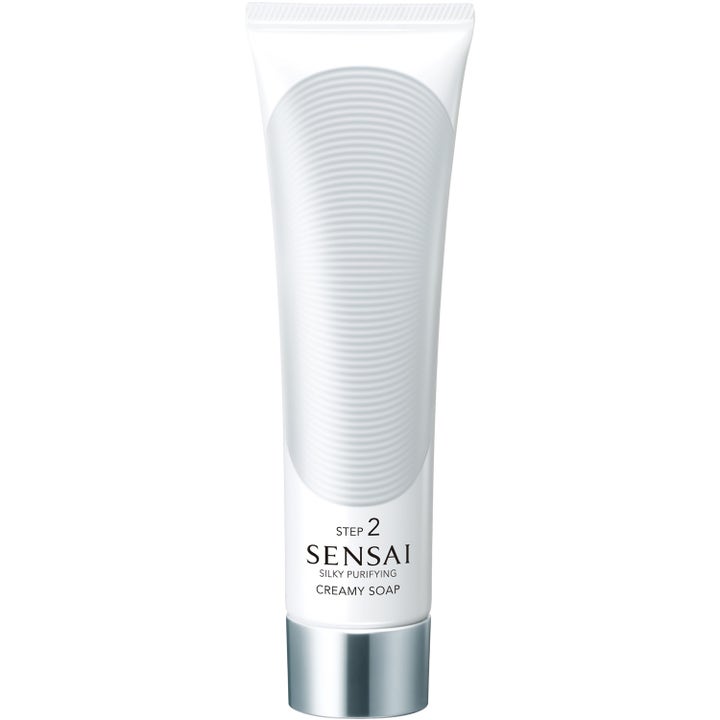 Sensai Silky Purifying Creamy Soap Step 2 puhdistusvoide valkoisessa tuubissa jossa on hopeinen korkki ja aaltokuvio.
