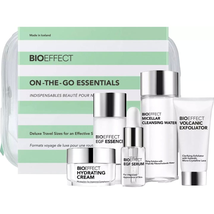 Bioeffect On-the-Go Essentials 5 tuotetta uudistava ihonhoitosetti läpinäkyvässä pussissa hopeisilla korkeilla.
