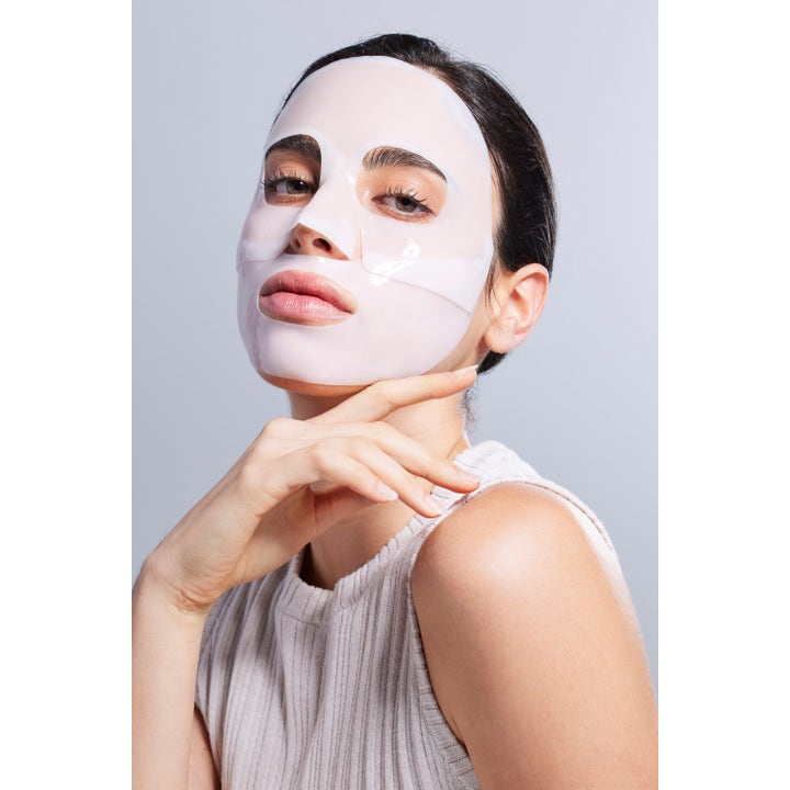 COSRX Advanced Snail Mucin Power Activating Hydrogel Mask 3 kpl kosteuttava etanalimanaamio mallin kasvoilla.