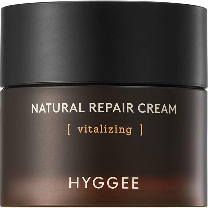 Hyggee Natural Repair Cream elvyttävä kasvovoide tummanruskeassa lasipurkissa mustalla kannella