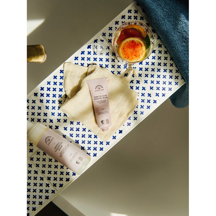 Rudolph Care Time to Glow Peeling Mask 50 ml kirkastava kasvonaamio vaaleanpunaisessa tuubissa pesuliinan päällä.