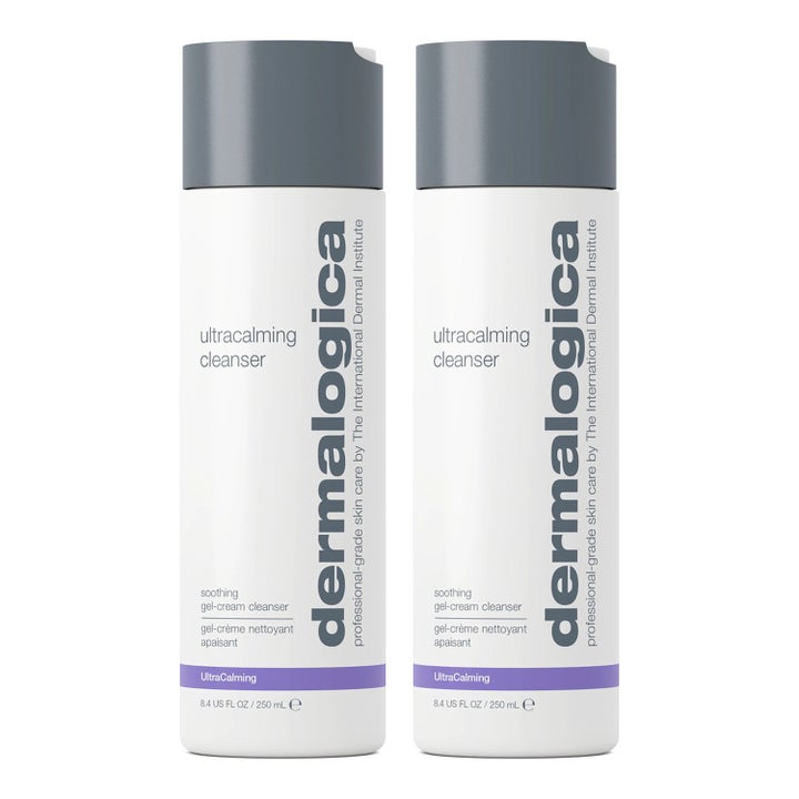 Dermalogica Ultracalming Cleanser 250 ml rauhoittava puhdistusgeeli kahdessa valkoisessa pullossa joissa on harmaa korkki