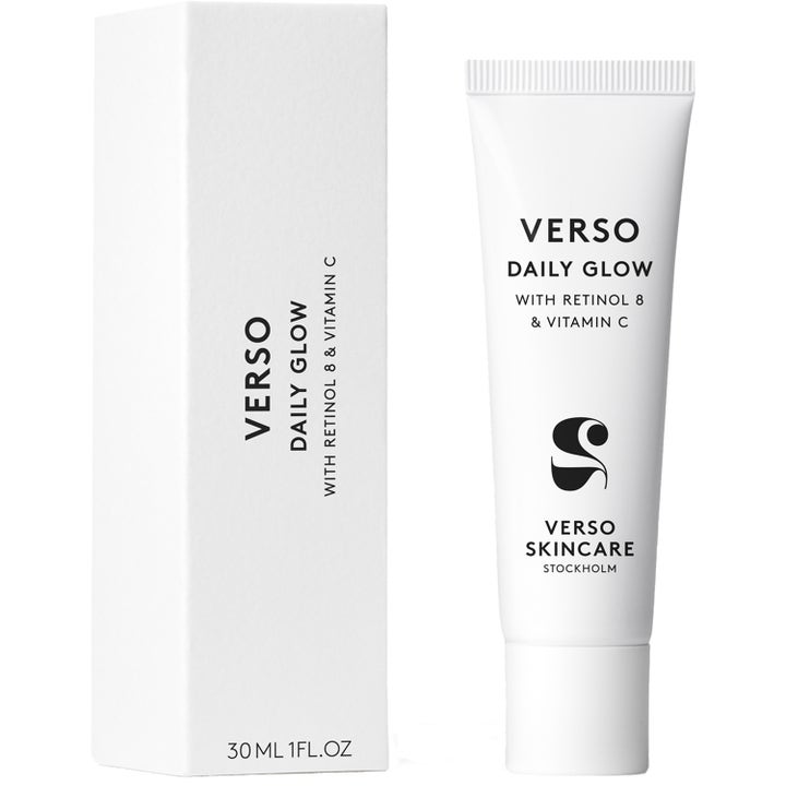 Verso N°2 Daily Glow 30 ml heleyttävä voide, jossa on retinolia ja C-vitamiinia valkoisessa tuubissa ja pakkauksessa.