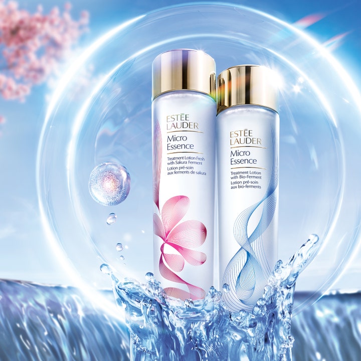 Estée Lauder Micro Essence 200 ml vahvistava hoitoneste huurteisissa lasipulloissa veden ja kuplien keskellä