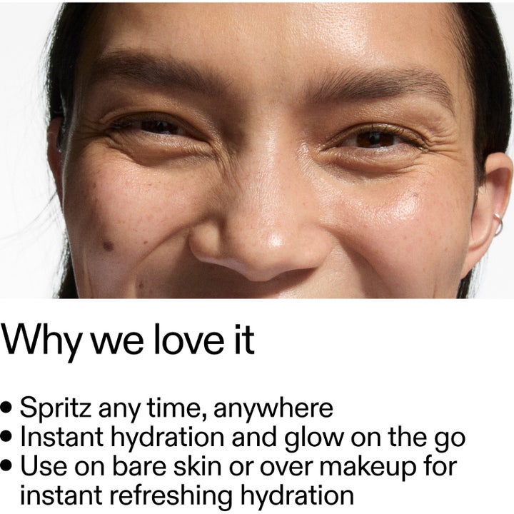 The INKEY List Hydro-Surge Dewy Face Mist 75 ml kosteuttava kasvosuihke jota nainen suihkuttaa heleyttämään ihoa.