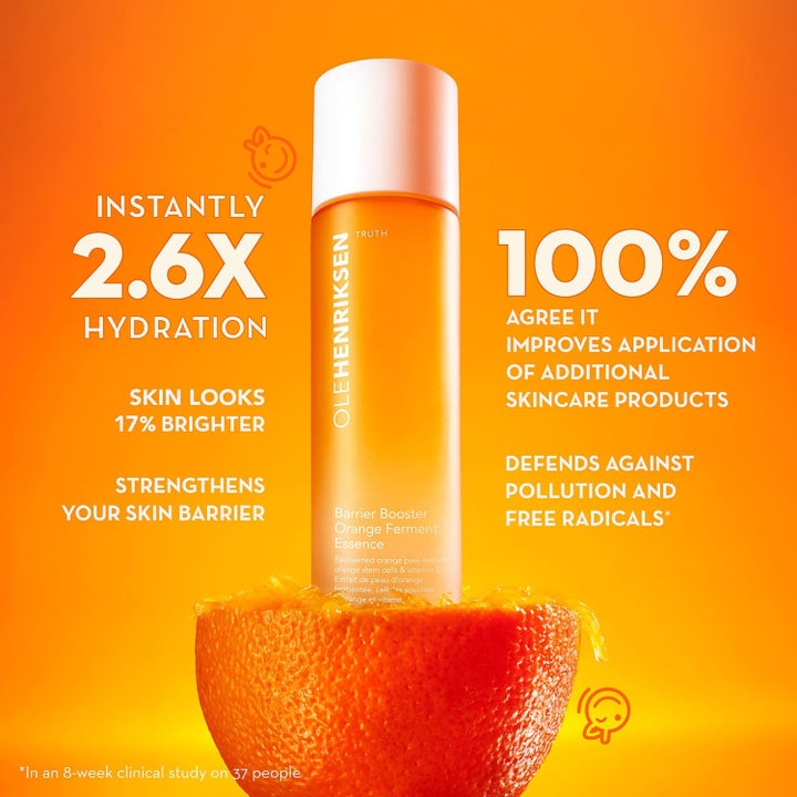 Ole Henriksen Bright Future 148 ml C-vitamiinihoito oranssissa pullossa halkaistun appelsiinin päällä