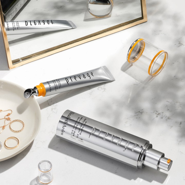 Elizabeth Arden Prevage Anti-Aging Eye Serum 2.0 20 ml silmänympärysseerumi hopeisessa tuubissa marmorilla peilin luona