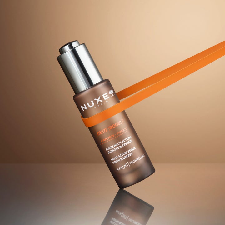 Nuxe Men Multi Action Serum 30 ml nuorekkuutta ja energiaa antava kasvoseerumi ruskeassa lasipullossa.