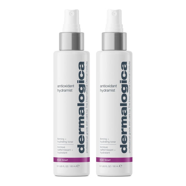 Dermalogica Antioxidant Hydramist 150 ml kiinteyttävä kasvovesi kahdessa valkoisessa suihkepullossa hopeisilla korkeilla.