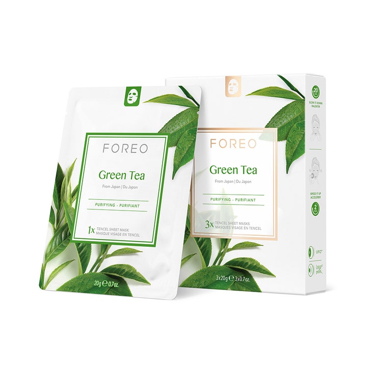 Foreo Green Tea 3x20 g syväpuhdistava kangasnaamio valkoisessa rasiassa ja pussissa vihreillä lehdillä