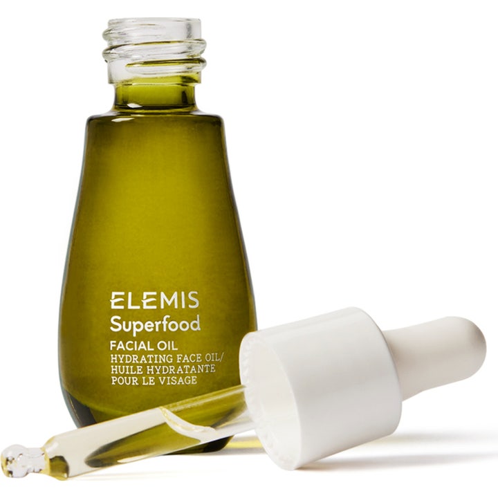 Elemis Superfood Facial Oil 15 ml kosteuttava kasvoöljy vihreässä lasipullossa ja valkoinen pipetti vieressä