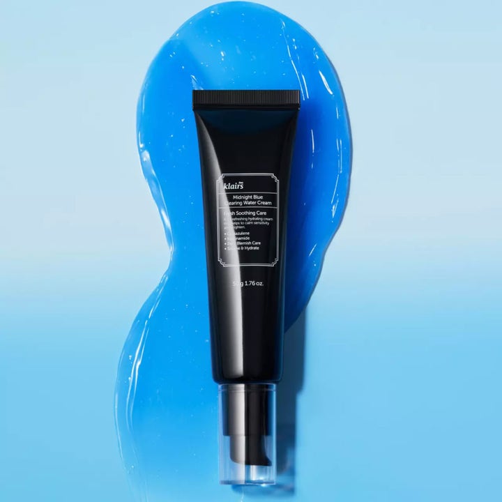 Klairs Midnight Blue Clearing Water Cream 50 g rauhoittava kasvovoide mustassa tuubissa sinisen geelivoiteen päällä