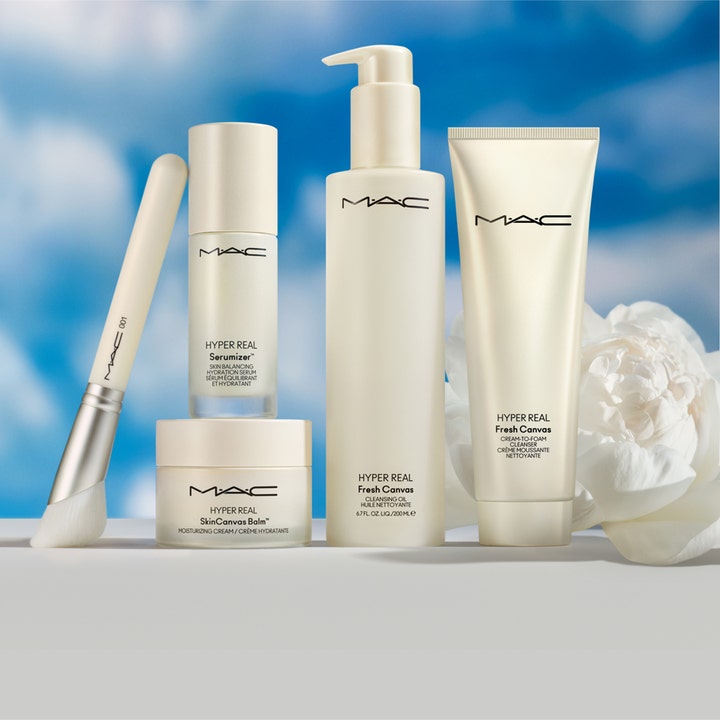 MAC Cosmetics Hyper Real Fresh Canvas Cleanser 125 ml puhdistusvaahto osana tuotesarjaa sinistä taivasta vasten.