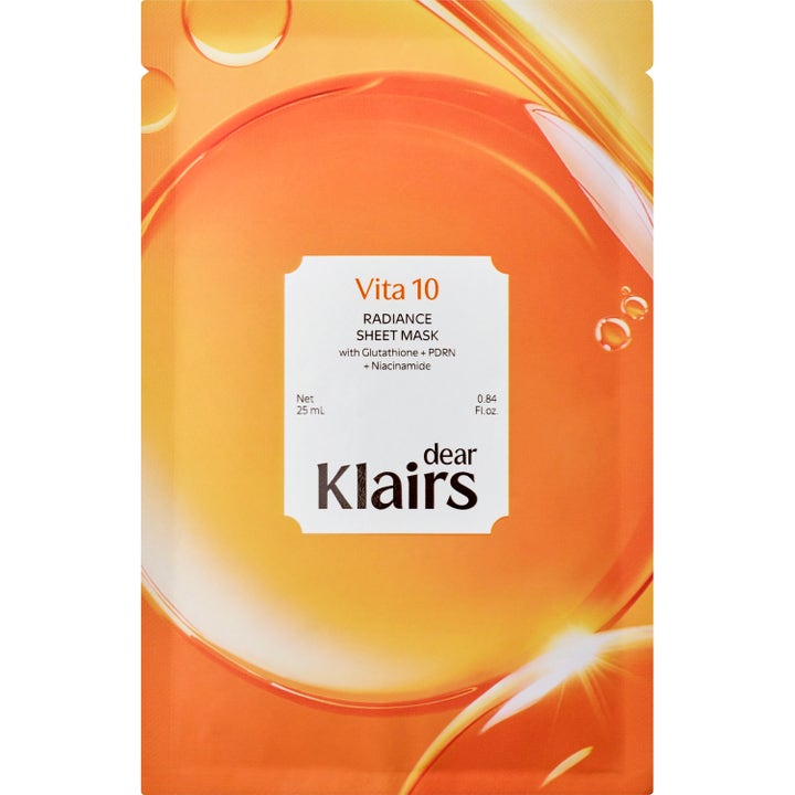 Dear, Klairs Vita 10 Radiance Sheet Mask 25 ml heleyttävä kangasmaski tuo hehkua oranssissa kuviollisessa pakkauksessa.