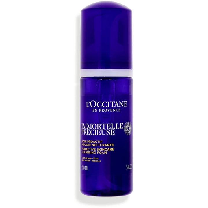 L’Occitane Immortelle Precieuse 150 ml heleyttävä puhdistusvaahto syvän sinisessä läpinäkyvässä pullossa.
