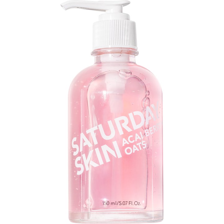 Saturday Skin Acai Berry + Oats 150 ml puhdistusgeeli kirkastaa ihoa vaaleanpunaisessa pumppupullossa.