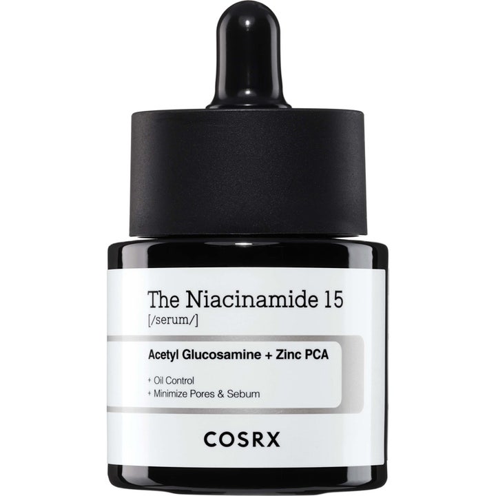 COSRX The Niacinamide 15 20 ml tasapainottava seerumi mustassa lasipullossa jossa on pipetti.