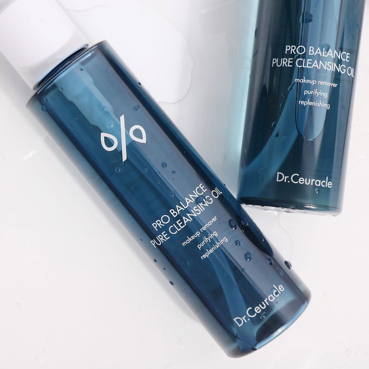 Dr. Ceuracle Pro Balance Pure Cleansing Oil 155 ml puhdistava meikinpoistoöljy sinisessä pullossa vesipisaroiden kera.