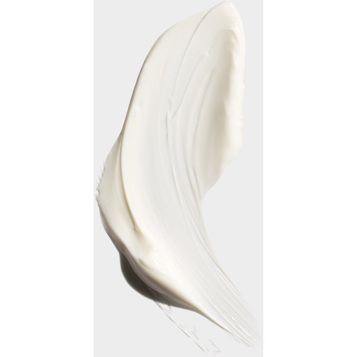 Clinique All-Day Defense 100 ml aurinkosuojavoide miehille antaa suojan täyteläisellä valkoisella voidekoostumuksella.