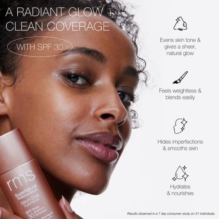 RMS Beauty SuperNatural Tinted Serum SPF30 Rich Aura 30 ml antaa kuulautta ja peittävyyttä mallin hehkuvalla iholla.
