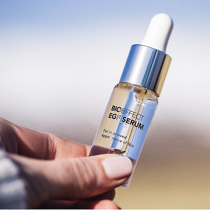 Bioeffect EGF Serum 15 ml uudistava kasvoseerumi kirkkaassa lasipullossa hopeisella korkilla kädessä pidettynä.