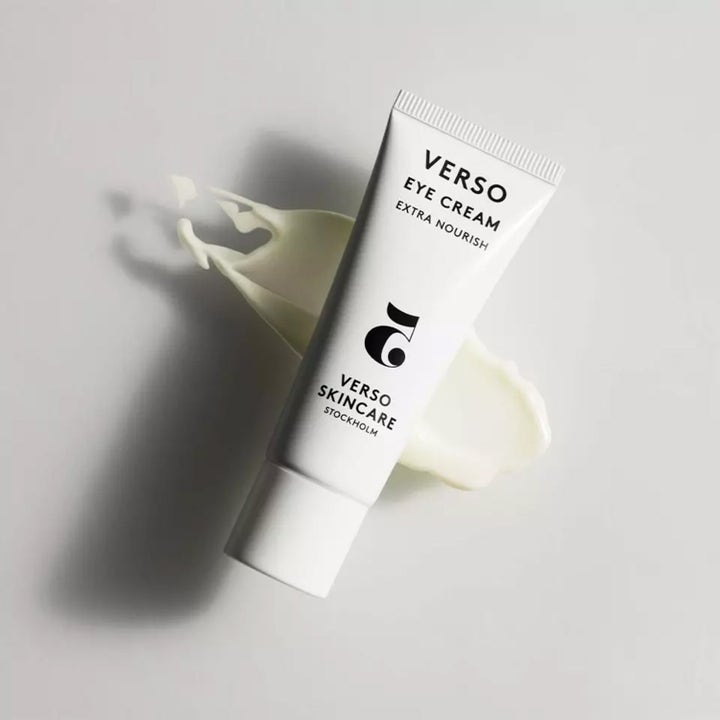 Verso N°5 Eye Cream 15 ml kosteuttava silmänympärysvoide valkoisessa tuubissa vaalean voidekoostumuksen päällä.