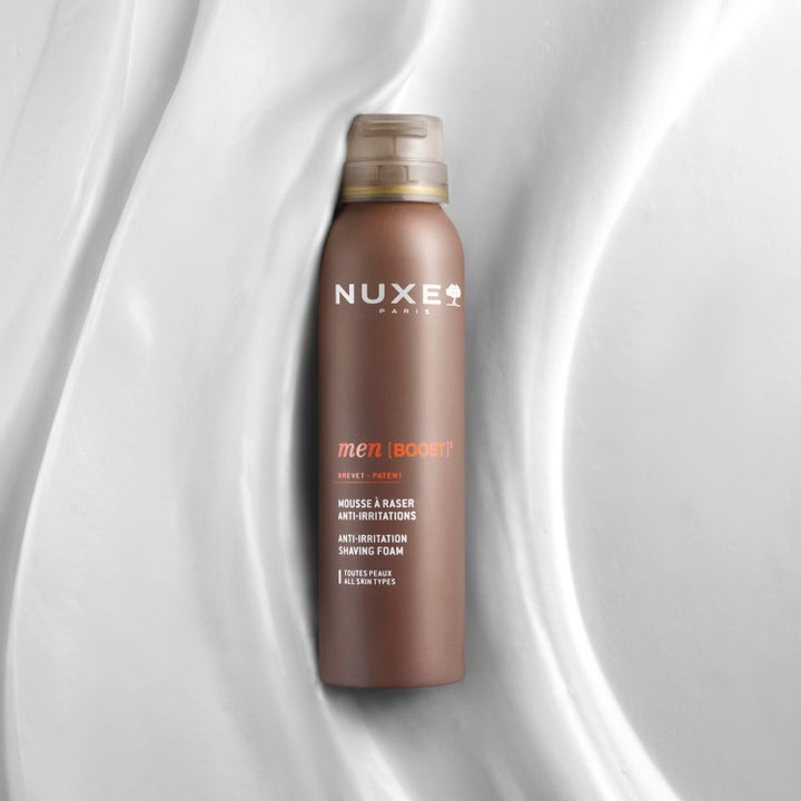 Nuxe Men Shaving Foam 150 ml ihoärsytystä ehkäisevä partavaahto ruskeassa pullossa valkoisella vaahtopohjalla