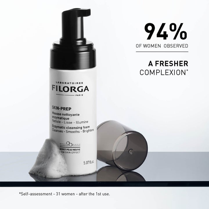 Filorga Skin-Prep Enzymatic Cleansing Foam 150 ml kirkastava puhdistusvaahto valkoisessa pullossa ja 94 % tuloslupaus.