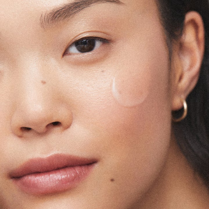 KORA Organics Milky Mushroom Ultra Hydrating Mask 30 ml kosteuttava kasvonaamio maitomaisena koostumuksena kasvoilla