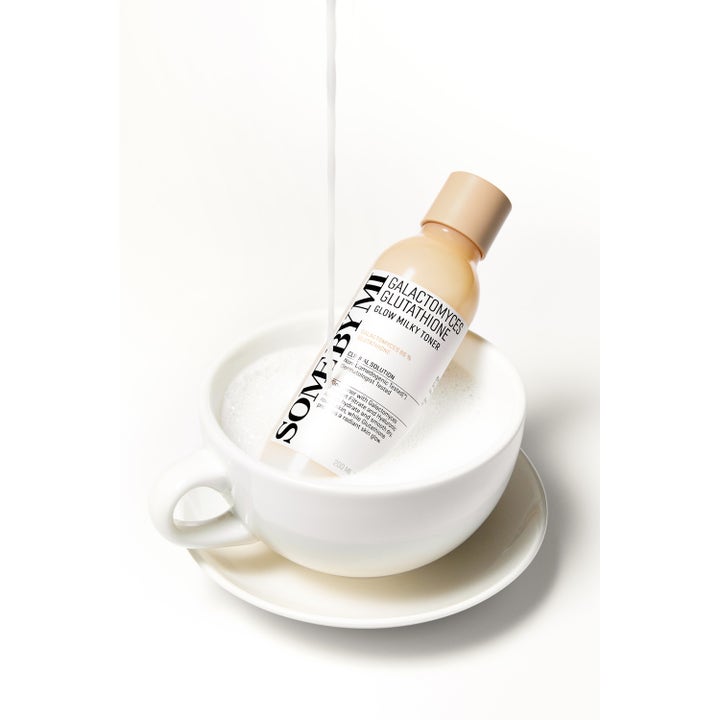 Some By Mi Galactomyces Glutathione Glow Milky Toner 200 ml heleyttävä kasvovesi beige pullo maitomaisessa teekupissa