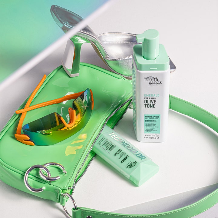 Bondi Sands Technocolor Face Serum Emerald 50 ml itsepäivittävä seerumi vihreän laukun ja hopeisen kengän rinnalla.