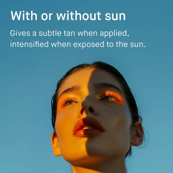 EVY Technology Daily Tan Activator Duo päivettynyt iho ja nainen auringonvalossa sinistä taivasta vasten.