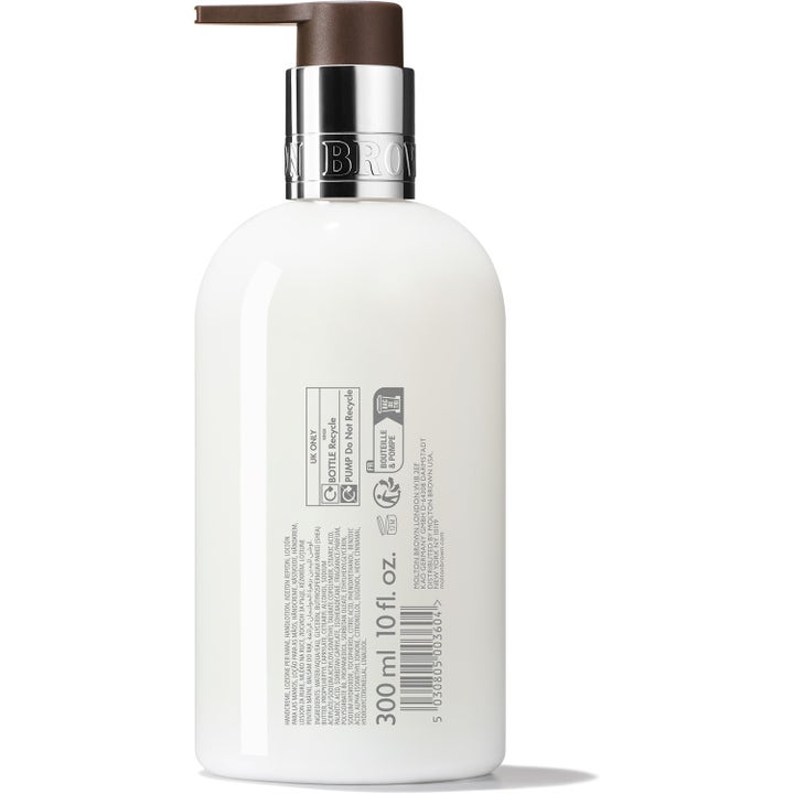 Molton Brown Heavenly Gingerlily Hand Lotion 300 ml kosteuttava käsivoide valkoisessa pumppupullossa ainesosaluettelolla