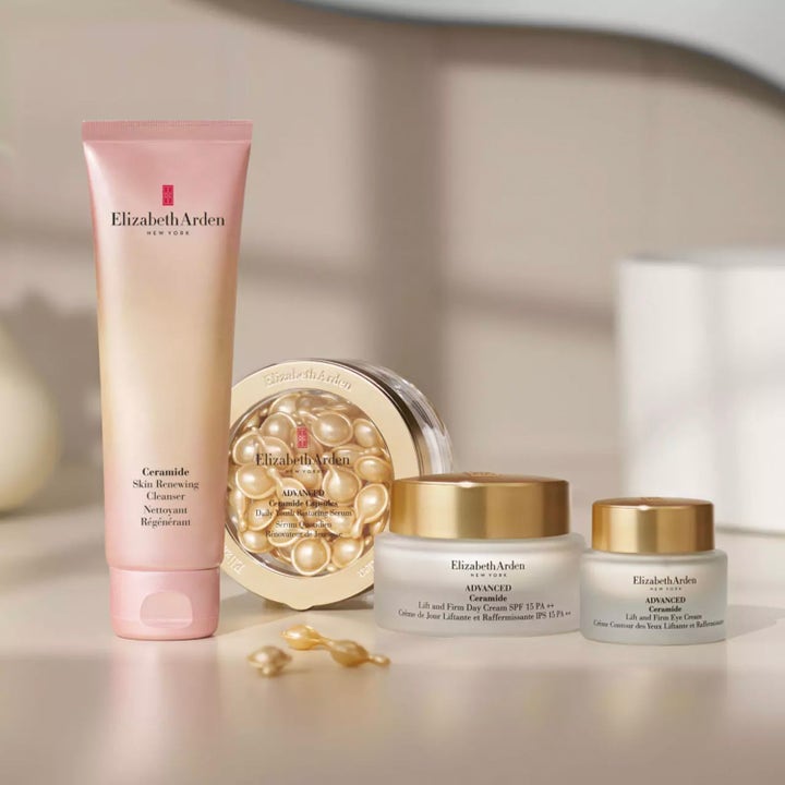 Elizabeth Arden Ceramide Skin Renewing Cleanser 125 ml puhdistusgeeli persikanvärisessä tuubissa muiden tuotteiden kanssa.