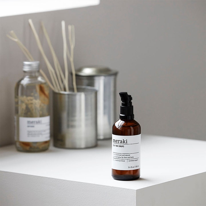 Meraki Self Tan Drops 100 ml itseruskettavat tipat ruskeassa lasipullossa luovat iholle hehkua.