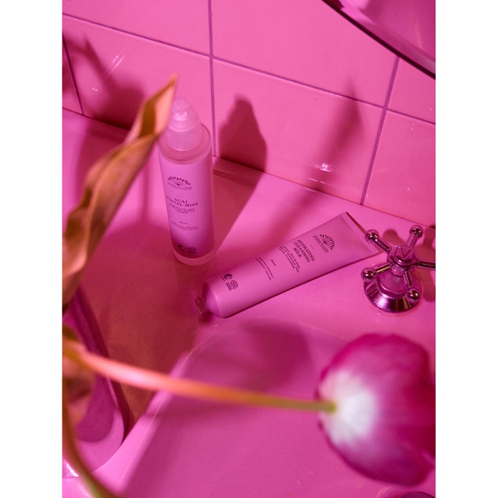 Rudolph Care Acai Facial Mist 100 ml kosteuttava kasvosuihke pinkissä pullossa vaaleanpunaisessa kylpyhuoneessa