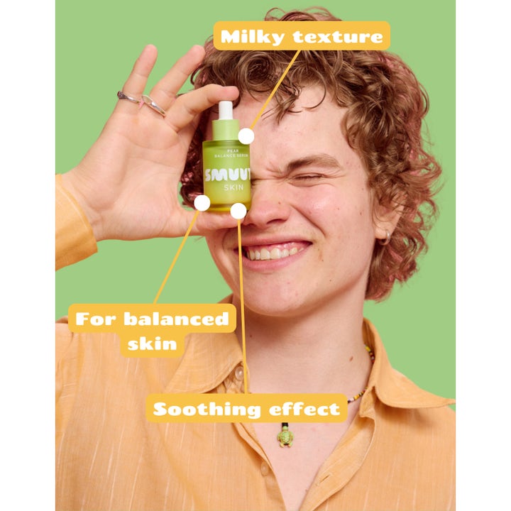 Smuuti Skin Pear Balance Serum 30 ml rauhoittava kasvoseerumi maitomaisella koostumuksella henkilön kädessä