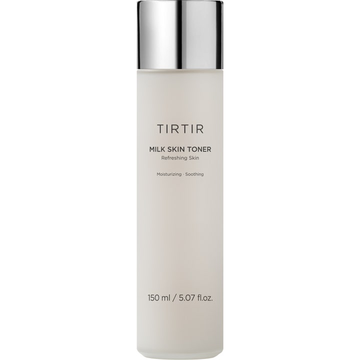TIRTIR Milk Skin Toner 150 ml kosteuttava ja rauhoittava kasvovesi huurteisessa pullossa hopeisella korkilla.