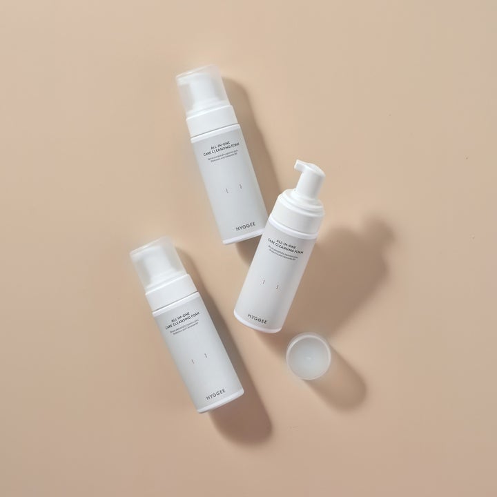 Hyggee All-In-One Care Cleansing Foam 150 ml puhdistusvaahto kolmessa valkoisessa pumppupullossa.