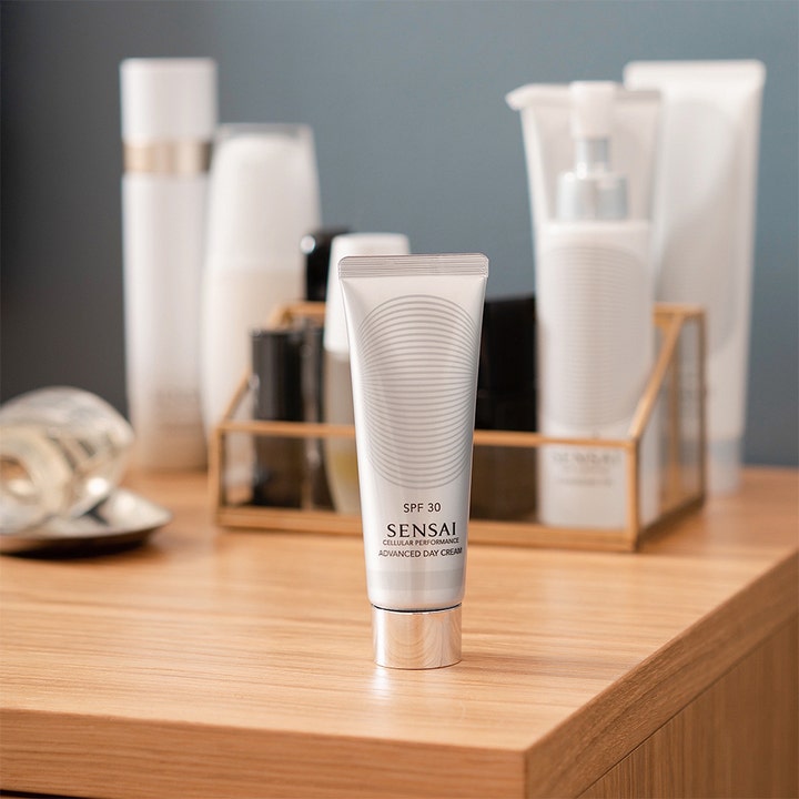 Sensai Cellular Performance Advanced Day Cream 50 ml SPF30 aurinkovoide kasvoille hopeanhohtoisessa tuubissa.