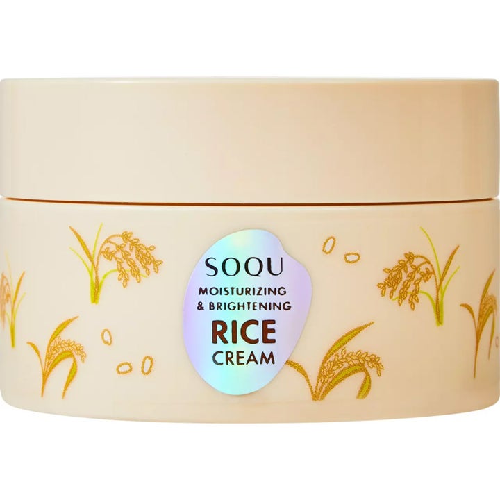 SOQU Moisturizing & Brightening Rice Cream kirkastava kasvovoide beigessä purkissa kultaisilla riisikuvioilla.