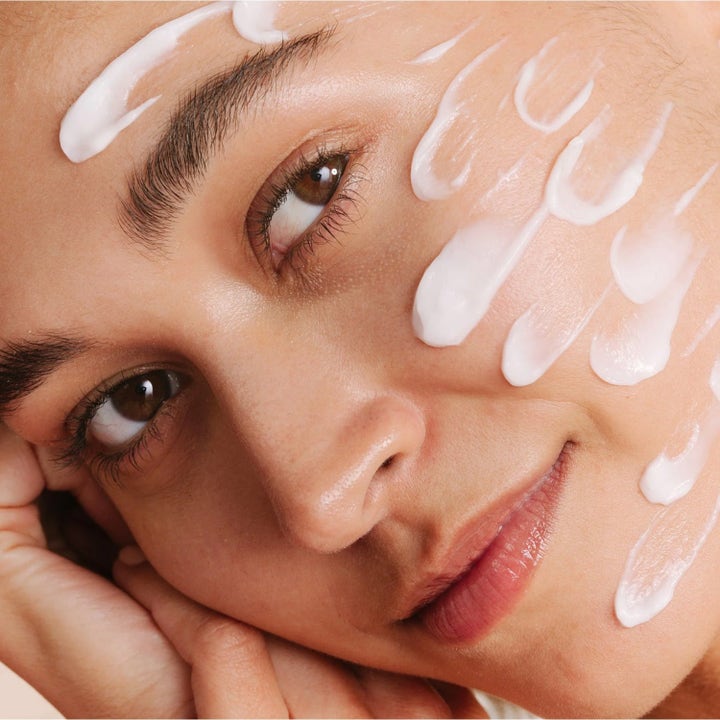 Dermalogica Skin Soothing Hydrating Lotion Duo kosteuttava kasvovoide levitettynä mallin kasvoille.