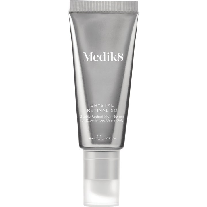 Medik8 Crystal Retinal 20 30 ml uudistava yöseerumi hopeisessa tuubissa kirkastamaan ihoa.