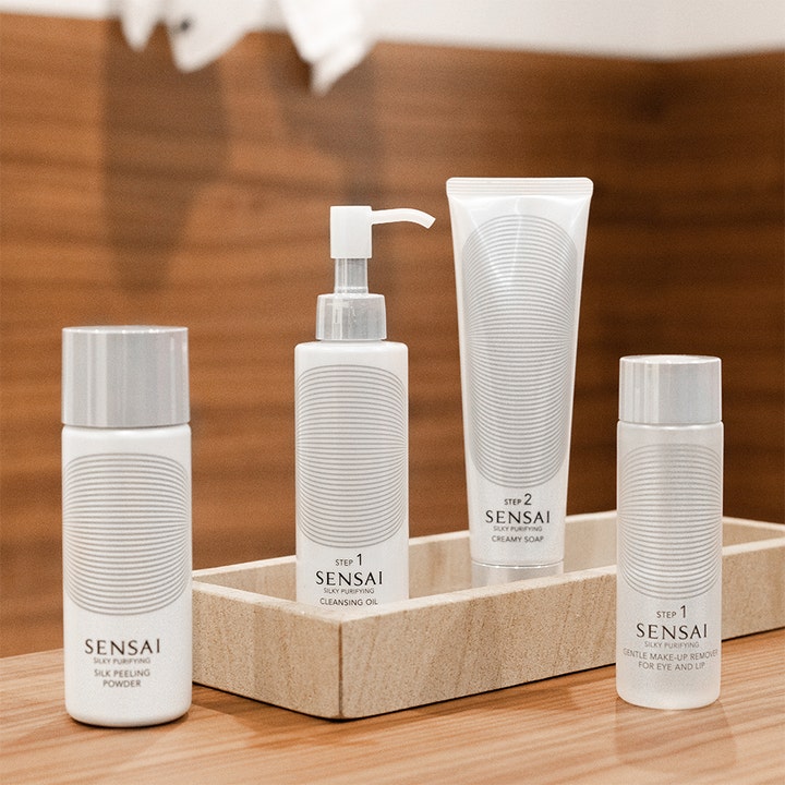 Sensai Silky Purifying Cleansing Oil 150 ml puhdistusöljy valkoisessa pumppupullossa tyylikkäässä telineessä