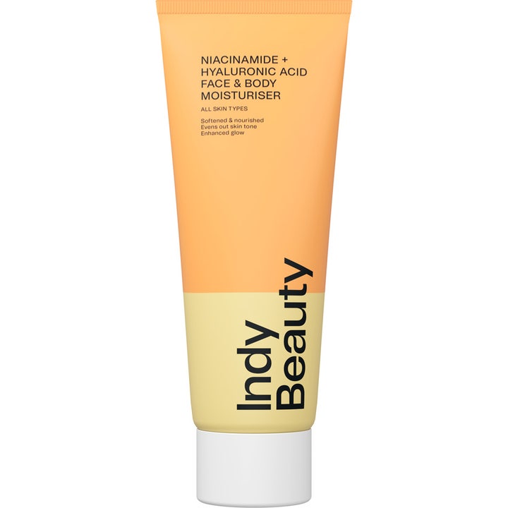 Indy Beauty Niacinamide + Hyaluronic Acid Face & Body Moisturiser hehkua antava voide persikan ja keltaisessa tuubissa