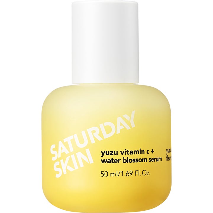Saturday Skin Yuzu Vitamin C + Water Blossom Serum 50 ml kirkastava C-vitamiiniseerumi keltaisessa huurteisessa pullossa