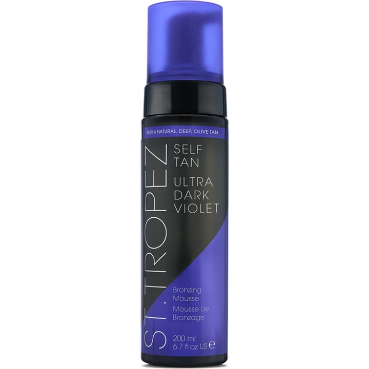 St. Tropez Self Tan Ultra Dark Violet 200 ml itseruskettava vaahto luo oliivisen rusketuksen violetissa pumppupullossa.