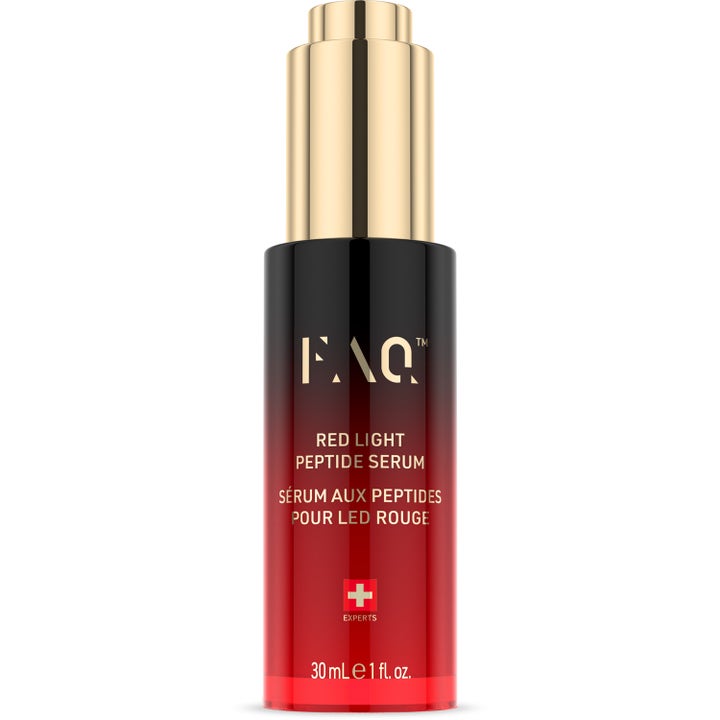 FAQ Red Light Peptide Serum 30 ml kiinteyttävä kasvoseerumi musta-punaisessa pullossa kultaisella pumpulla.